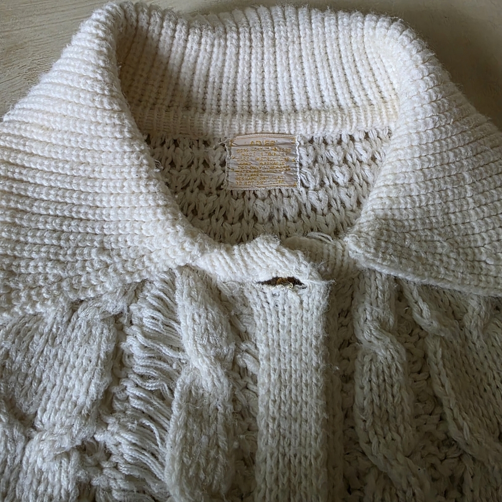 ✨ VINTAGE 70s Boho Cream Cable Knit Fringe Cape – Arm Openings – Cozy! - Picture 16 of 16